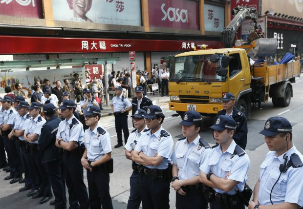 Полиция Гонконга в районе Монг Кок