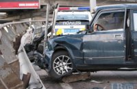 ​В Киеве ВАЗ разбил две машины и снес металлический отбойник