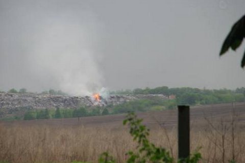 У Рівненській області горить сміттєзвалище, роботу рятувальників ускладнює сильний вітер