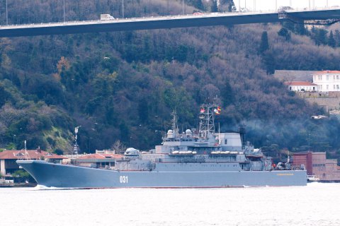Росія перекинула в Чорне море два бойові кораблі