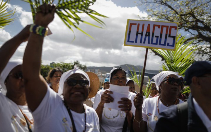 Великобританія підписала угоду про передачу Маврикію контролю над островами Чагос