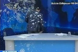 Греческого телеведущего забросали яйцами в прямом эфире