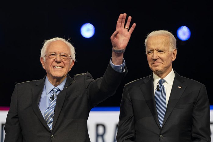 Кандидаты в президенты США от демократов Берни Сандерс (слева) и Джо Байден во время дебатов в Чарльстоне, штат Южная Каролина,
25 февраля 2020