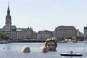 В Гамбурге установили гигантскую скульптуру купающейся блондинки