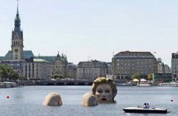 В Гамбурге установили гигантскую скульптуру купающейся блондинки