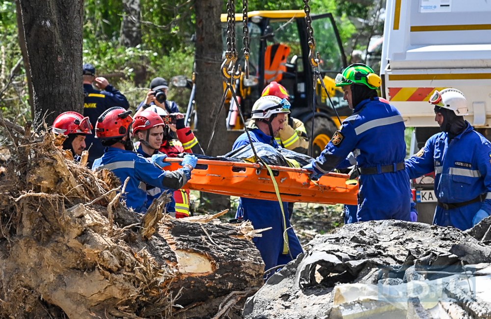 Рятувальники деблокували тіло загиблого на місці обстрілу багатоповерхівки у Шевченківському районі Києва 23 червня