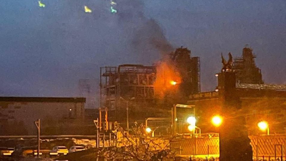 Пожежа внаслідок атаки українського дрона на НПЗ на території Татарстану 2 квітня 2024 року. 