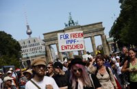 В Берлине тысячи людей вышли на акцию против карантинных ограничений