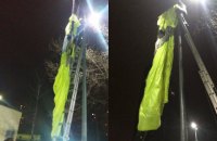 У Києві чоловік стрибнув з парашутом з 30 поверху і повис на стовпі