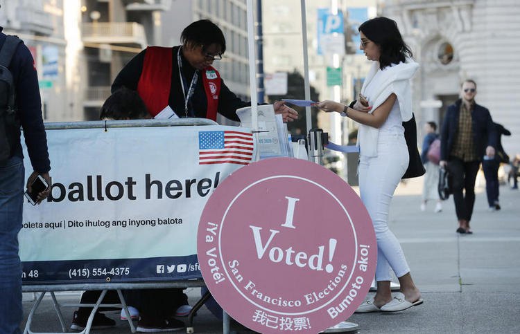 Голосование во время праймериз в Сан-Франциско (Калифорния)