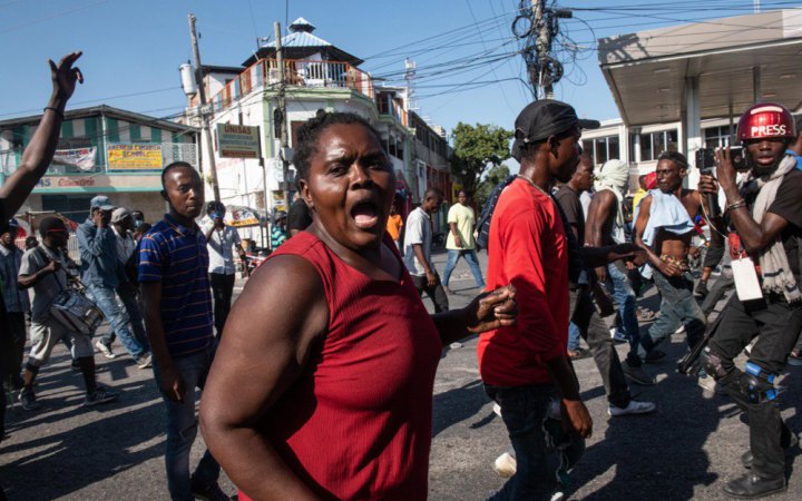 У столиці Гаїті знову посилилося насильство, банди штурмували Національний палац і підпалили будівлю МВС