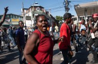 У столиці Гаїті знову посилилося насильство, банди штурмували Національний палац і підпалили будівлю МВС