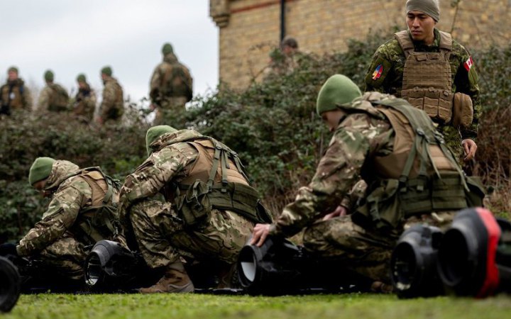 Генштаб показав, як українські військові в Британії тренуються стріляти з протитанкових NLAW