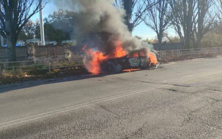 Росіяни скинули вибухівку з дрона на цивільне авто у Херсоні
