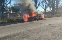 Росіяни скинули вибухівку з дрона на цивільне авто у Херсоні