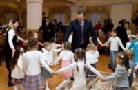 Янукович подарил автобус детскому дому 