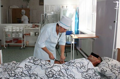 Медсестра Ирина Чунина контролирует артериальное давление одного из пациентов наркодиспансера в Славянске, Донец обл.