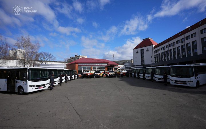 Японія передала ДСНС України броньовану техніку та спецобладнання для розмінування