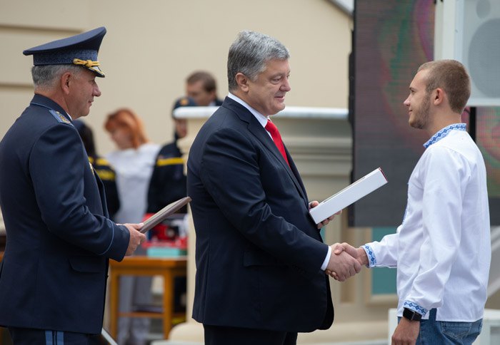 Президент вручает награду Евгению Ткачуку