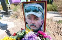 Вогонь пече запеклих. Як в Україні руйнують могили ветеранів