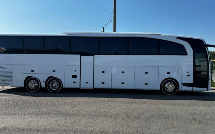 На Буковині затримали громадянина Туреччини, який спробував вивезти понад $260 тисяч у тайнику автобуса