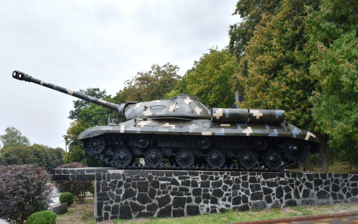 На Житомирщині перефарбували танк на пам’ятнику