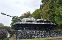 На Житомирщині перефарбували танк на пам’ятнику
