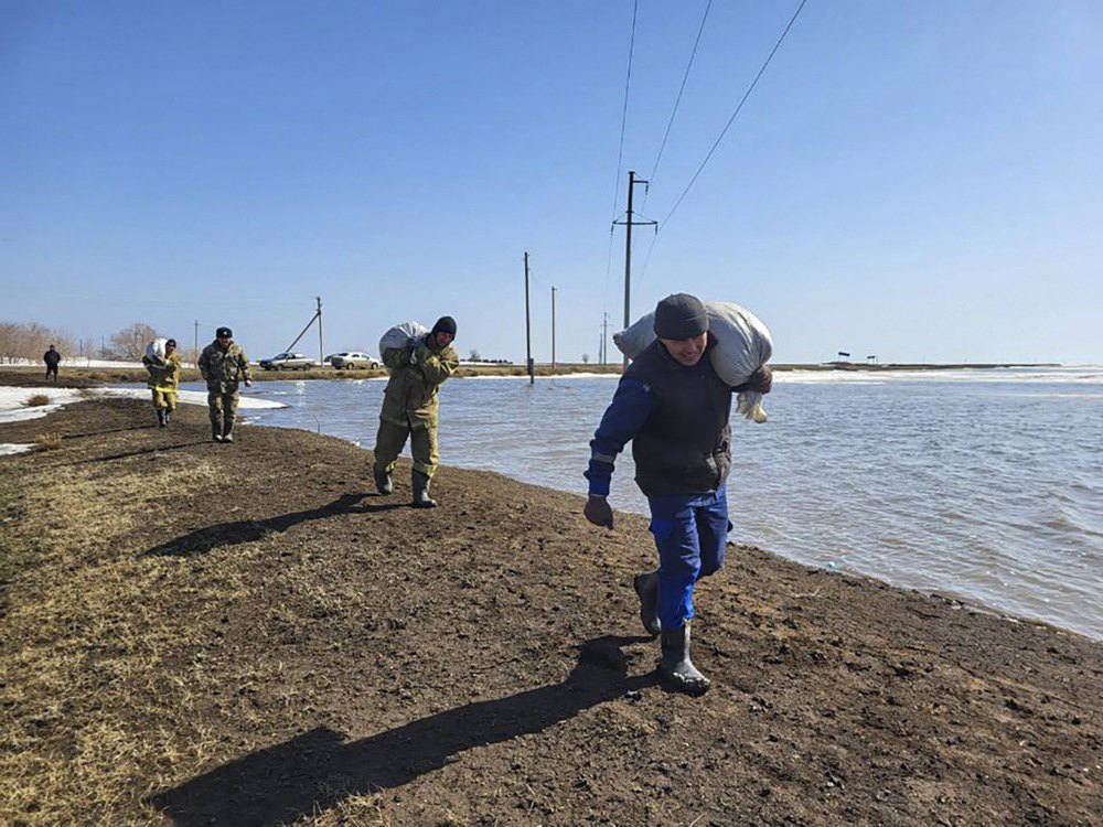 Рятувальники МНС Казахстану працюють у зоні підтоплення в Кульсари Жилойського району Атирауської області, Казахстан, 8 квітня 2024 р.