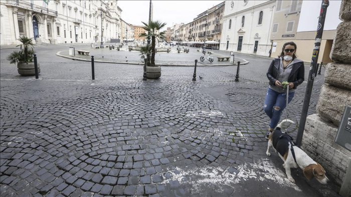 Жінка вигулює собаку на площі Навона, в центрі Риму, 17 березня 2020.