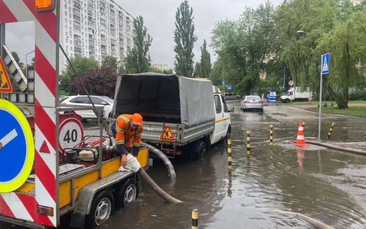 У Києві – підтоплення вулиць унаслідок зливи. Дощ очікується до ночі