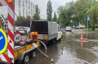 У Києві – підтоплення вулиць унаслідок зливи. Дощ очікується до ночі
