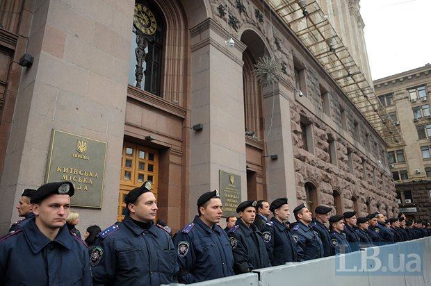 Міліція охороняє депутатів Київради від вдячних киян