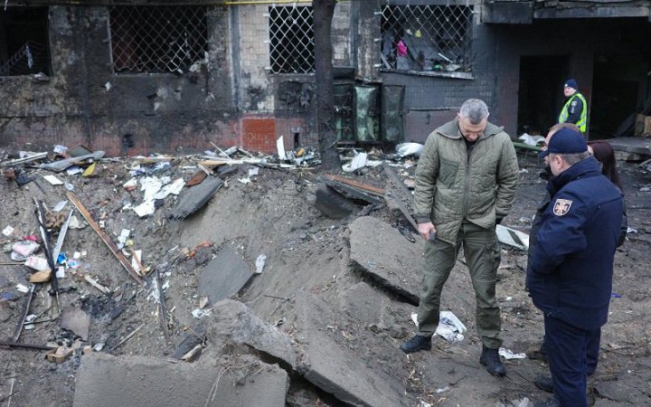 Ракетний удар Росії по Києву: КМВА показала вирву, пошкоджені дім, дитсадок і машини