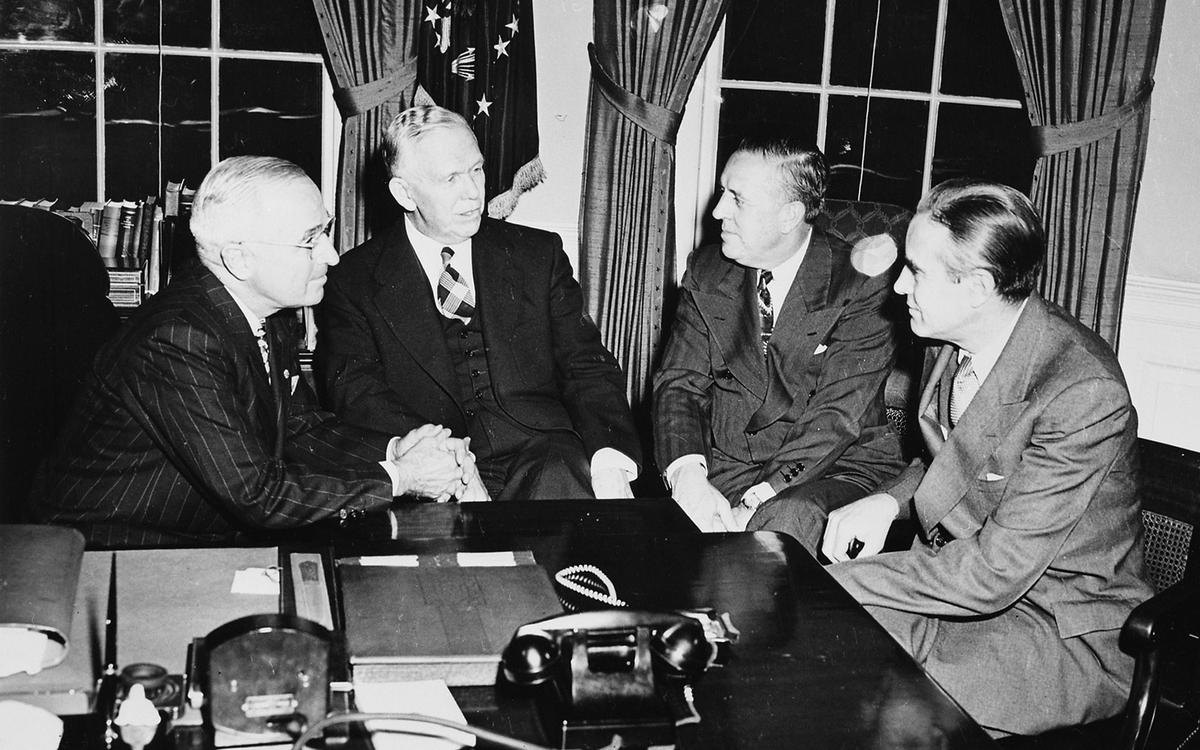Зліва направо: президент США Гаррі Трумен, генерал Джордж Маршалл, Пол Хоффман та Аверелл Гарріман обговорюють план Маршалла в Овальному кабінеті, 29 листопада 1948 р.