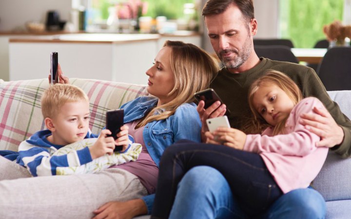 Часте користування мобільним телефоном призводить до болю в шиї — дослідження