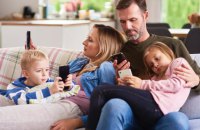 Часте користування мобільним телефоном призводить до болю в шиї — дослідження