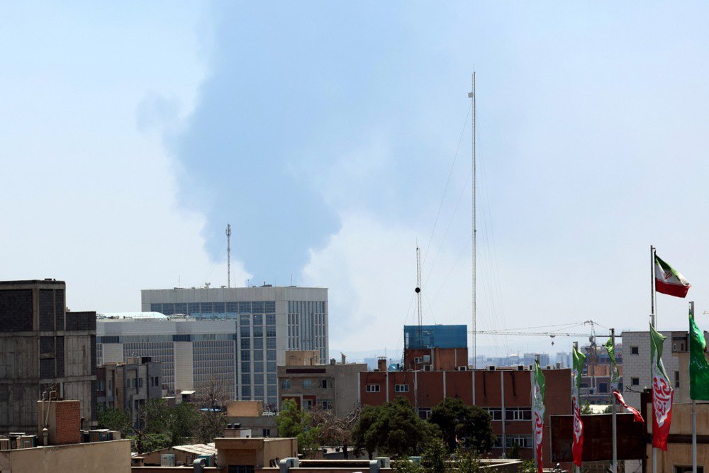 Дим після обстрілу Ізраїлем нафтопереробного заводу на півдні Тегерана, 15 червня 2025 р