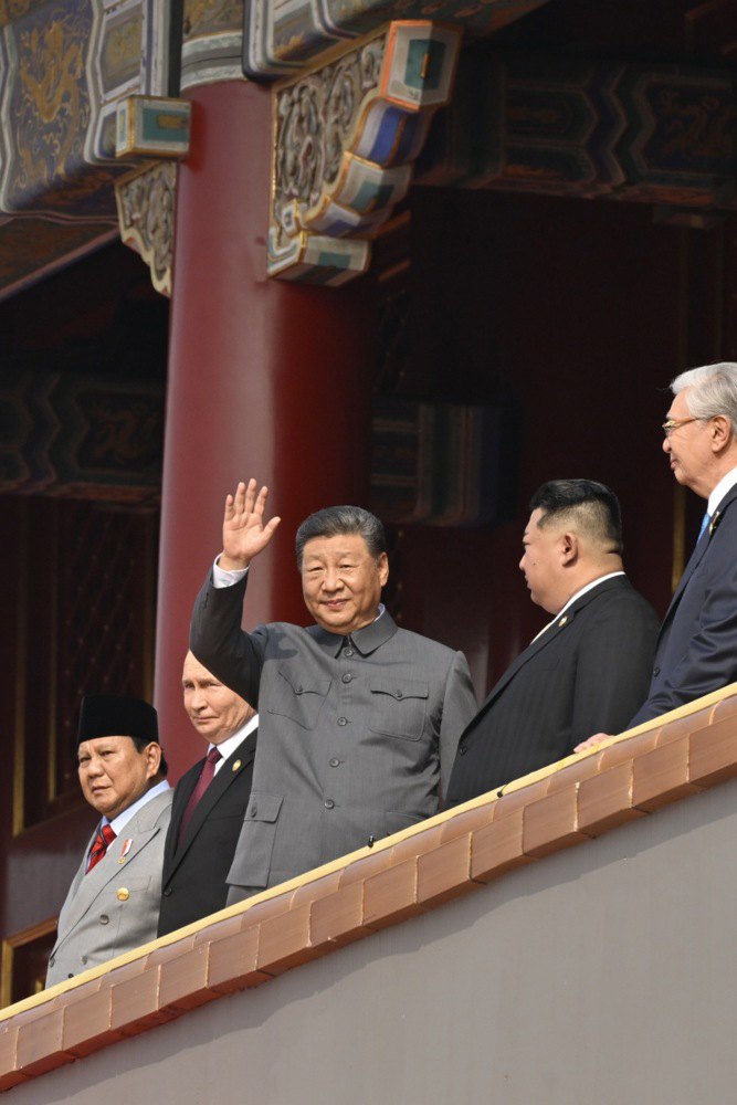 Зліва-направо: президент Індонезії Прабово Субіанто, президент РФ Володимир Путін, президент Китаю Сі Цзіньпін,
лідер Північної Кореї Кім Чен Ин та президент Казахстану Касим-Жомарт Токаєв на трибуні Тяньаньмень під час військового параду з нагоди 80-ї річниці закінчення китайсько-японської війни в Пекіні, 3
вересня 2025 року<b>.</b> 