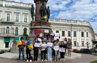 "Знести вбивцю": в Одесі пікетували пам`ятник Катерині II 