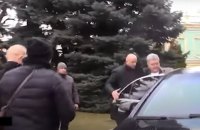 ГБР пыталось вручить повестку Порошенко, но он сел в автомобиль и уехал 