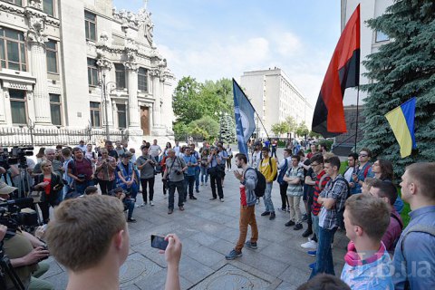 На Банковой прошла акция протеста "Украина - не рояль"