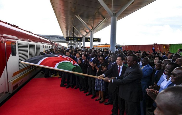 Спецпосланник председателя КНР Си Цзиньпина, член Госсовета КНР Ван Юн и президент Кении Ухуру Кениата на церемонии открытия
грузовых перевозок на первом участке железной дороги Найроби-Мараба.