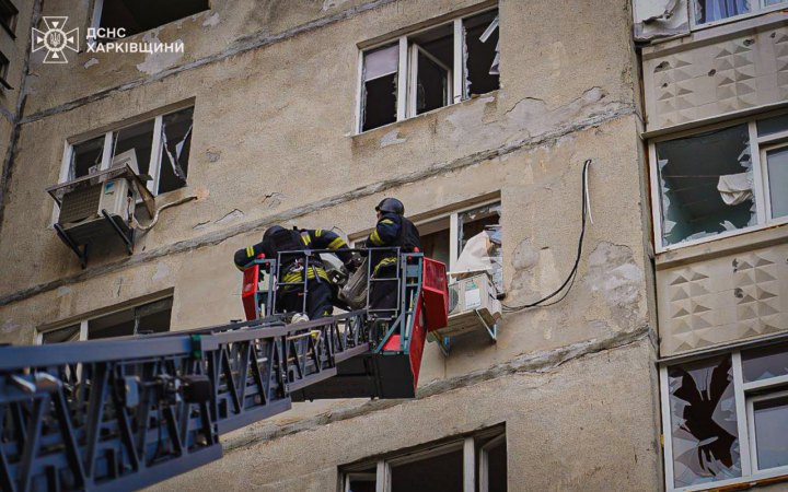 Російська армія атакувала дроном багатоповерхівку у Харкові, є постраждалі (оновлено)