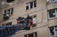 Російська армія атакувала дроном багатоповерхівку у Харкові, є постраждалі (оновлено)