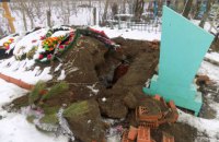 Поліція затримала вандала, який пошкодив могилу в Одеській області, щоб вкрасти прикраси