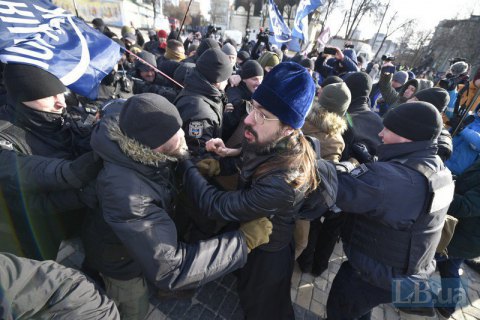 ​В Киеве в День памяти жертв Голодомора устроили "транс-марш", произошла потасовка