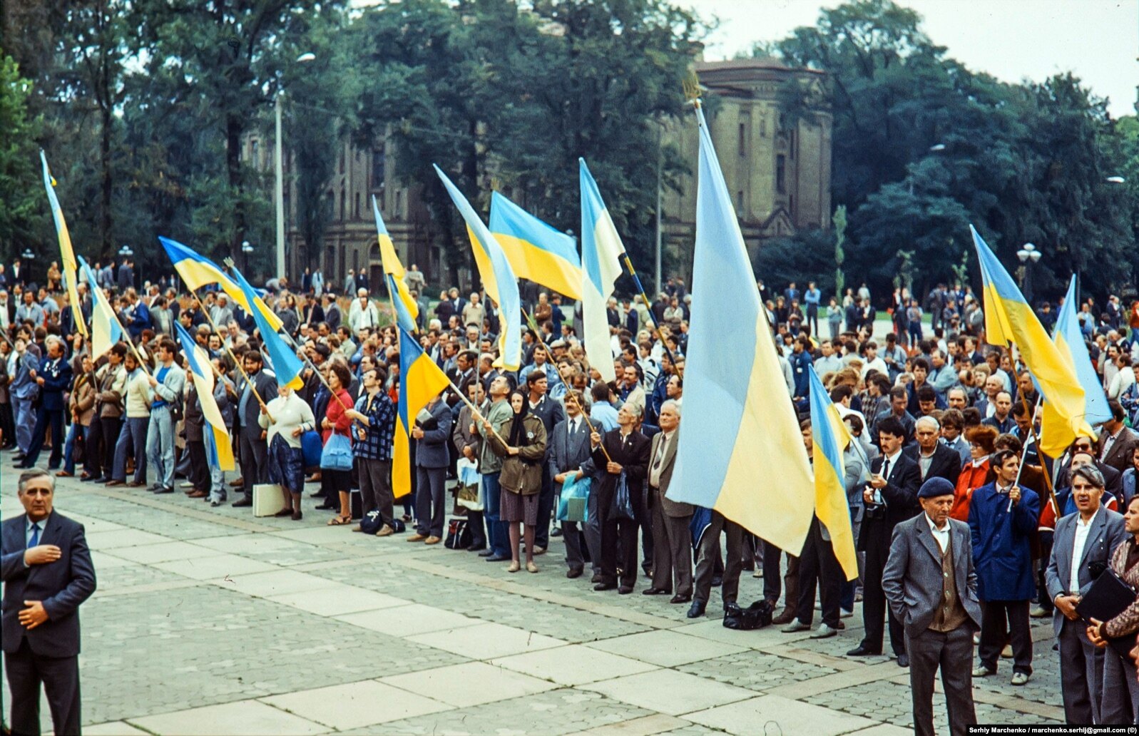 Люди зі стягами біля будівлі актового залу Київського політехнічного інституту під час Установчого з’їзду
Народного руху України, який проходив у Києві 8–10 вересня 1989 року