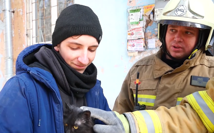 У Запоріжжі рятувальники знайшли кішку у будинку, який зруйнувала російська ракета