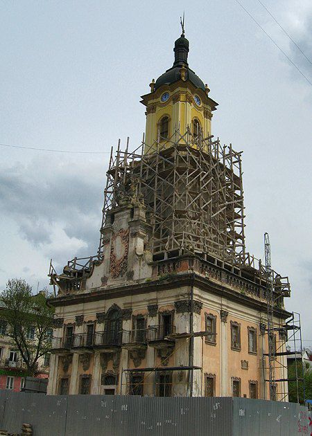 Так выглядела ратуша в Бучаче несколько лет назад, в начале реставрации. Стоит съездить в Бучач, чтобы наконец увидеть шедевр
отреставрированным – во всей красе
