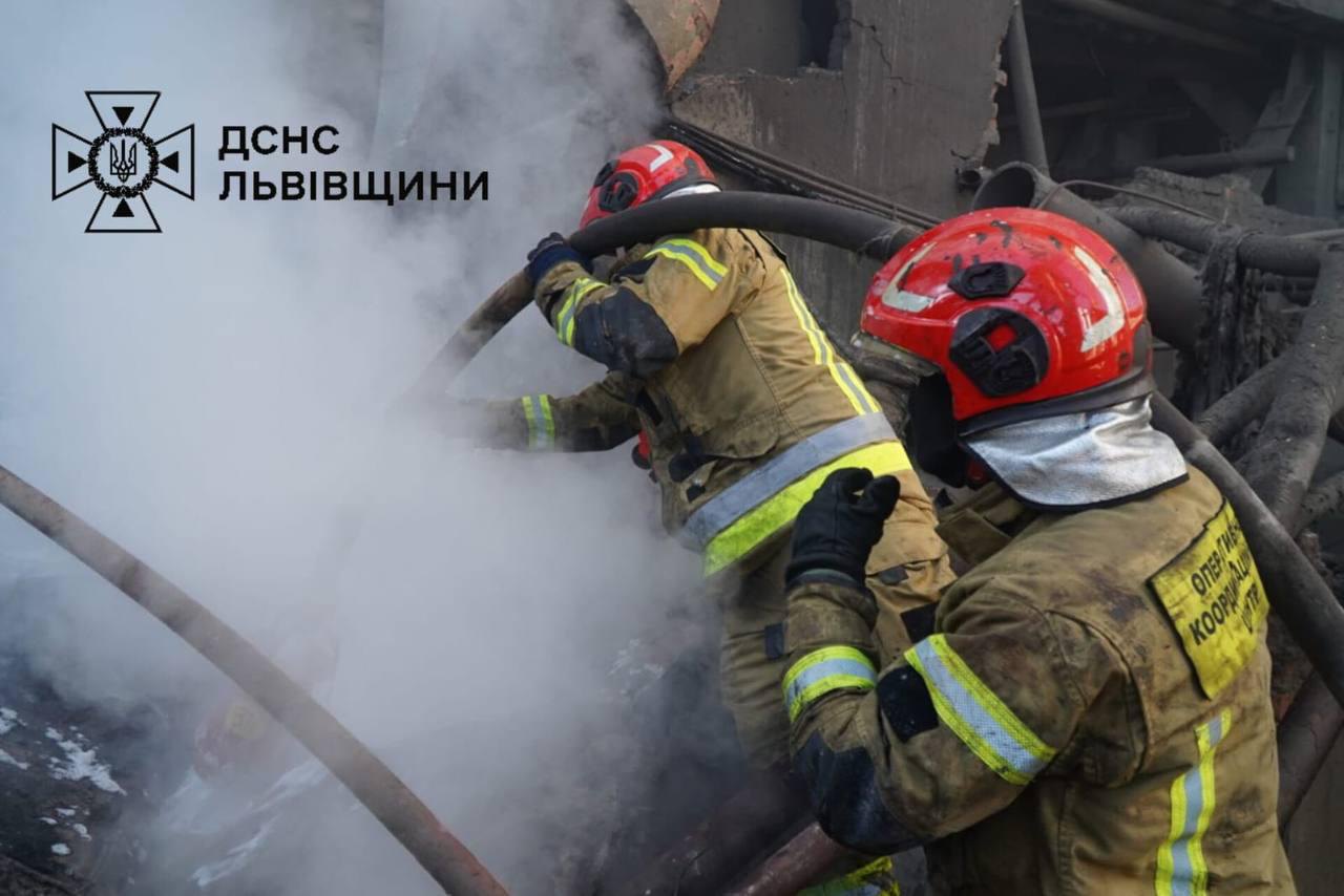 Рятувальники борються з вогнем після обстрілів РФ на Львівщині